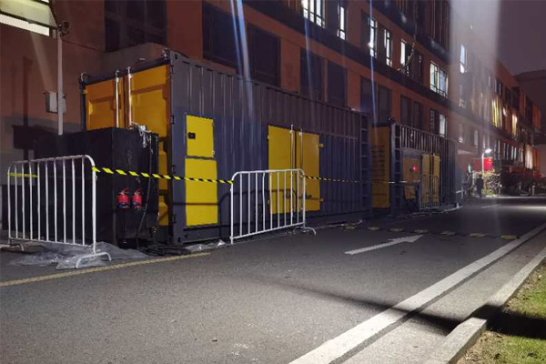 台山柴油发电机组的输出电压是如何调节的？